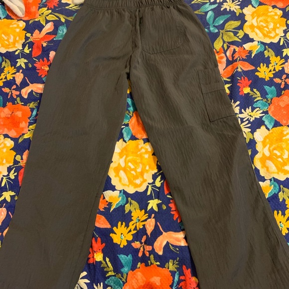 Gray scrub top and scrub pants - Picture 4 of 5